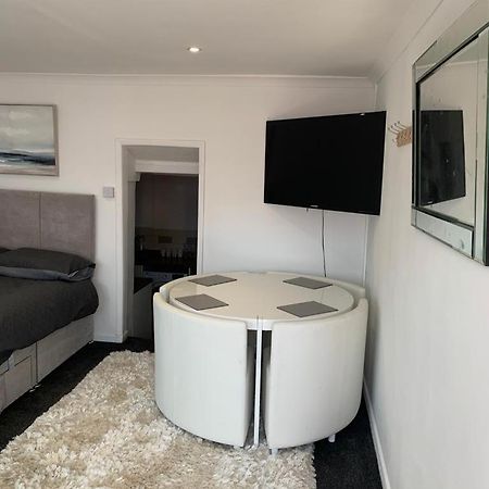 Beautiful Studio Apartment Milford Haven Eksteriør bilde