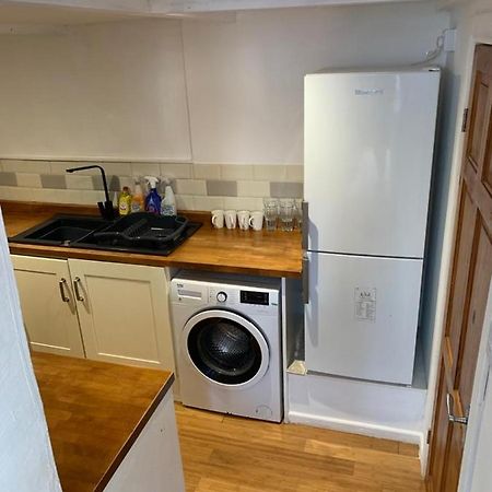 Beautiful Studio Apartment Milford Haven Eksteriør bilde