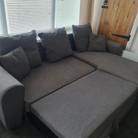 Beautiful Studio Apartment Milford Haven Eksteriør bilde