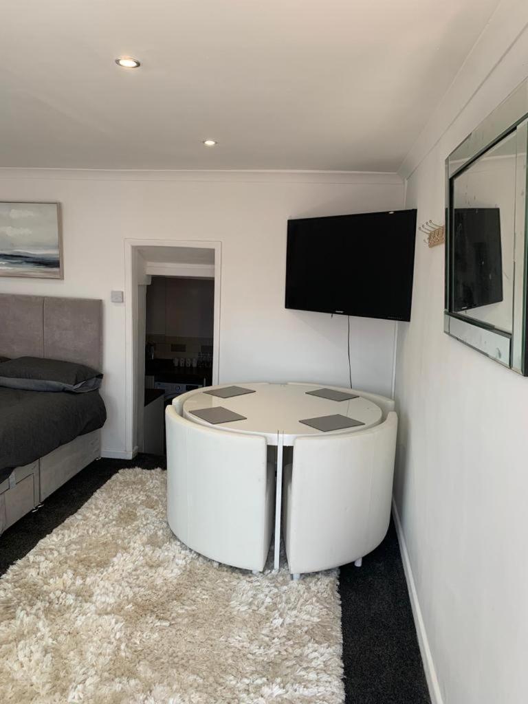 Beautiful Studio Apartment Milford Haven Eksteriør bilde