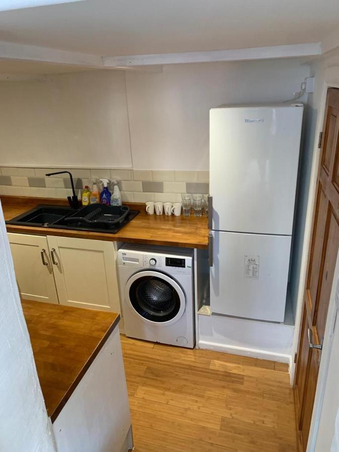 Beautiful Studio Apartment Milford Haven Eksteriør bilde