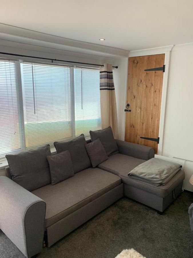 Beautiful Studio Apartment Milford Haven Eksteriør bilde