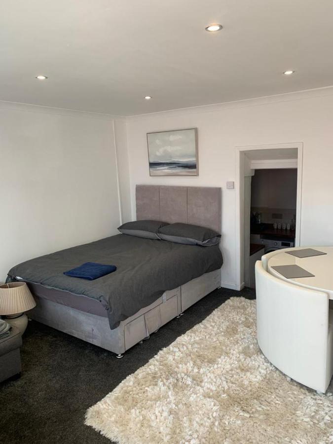 Beautiful Studio Apartment Milford Haven Eksteriør bilde