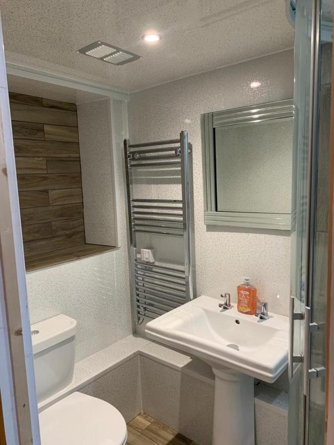 Beautiful Studio Apartment Milford Haven Eksteriør bilde
