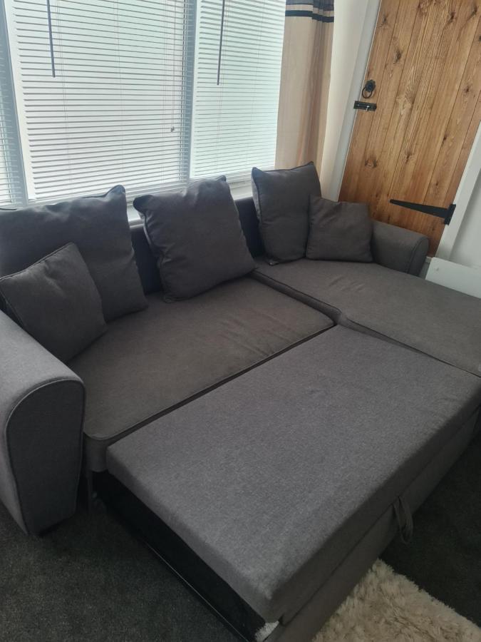 Beautiful Studio Apartment Milford Haven Eksteriør bilde